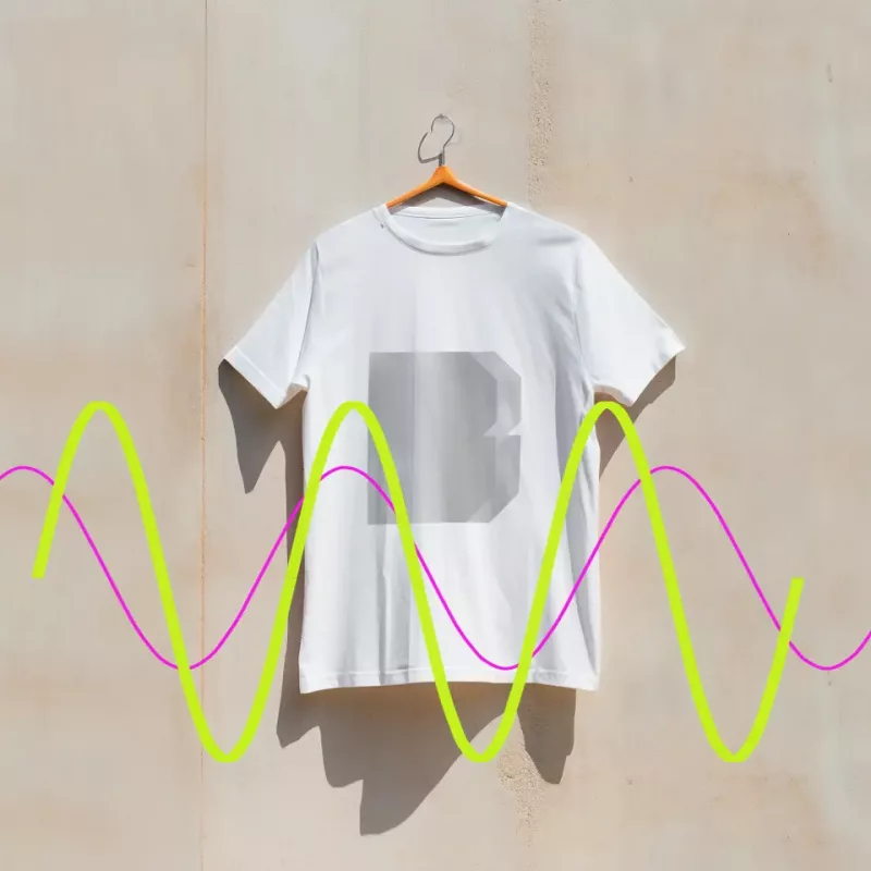 T-Shirt an Wand hängend mit dem Logo Bandhaus Barmbek