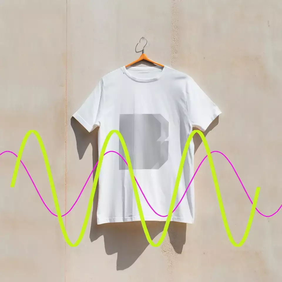 T-Shirt an Wand hängend mit dem Logo Bandhaus Barmbek