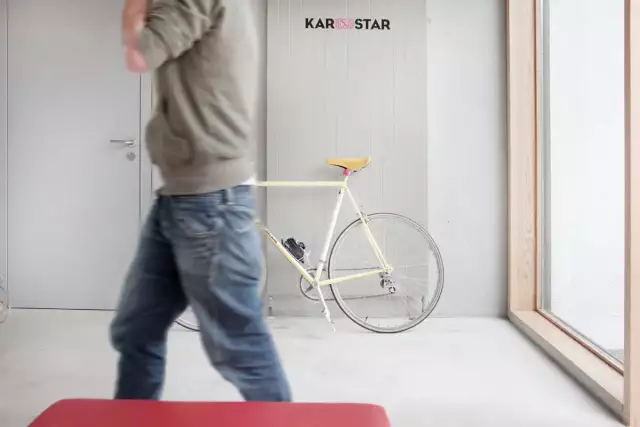 Karostar Musikhaus Hamburg, Aufhaltszone Innenbereich mit Person und Fahrrad