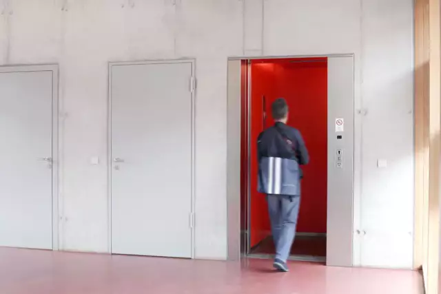 Karostar Musikhaus Hamburg, Fahrstuhl mit Person