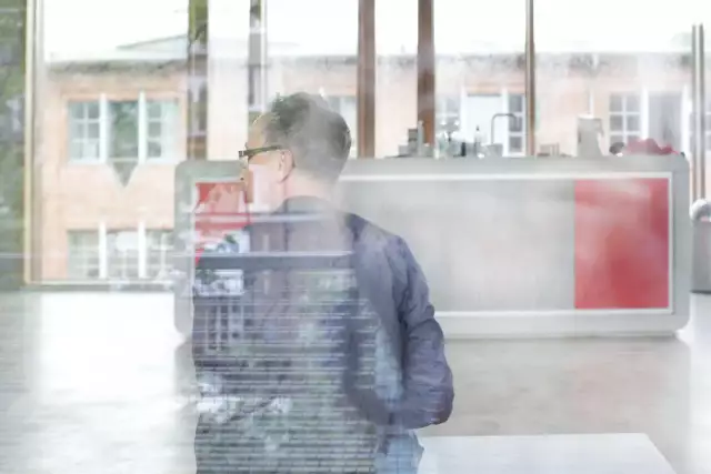 Karostar Musikhaus Hamburg, Aufhaltszone Innenbereich mit Person