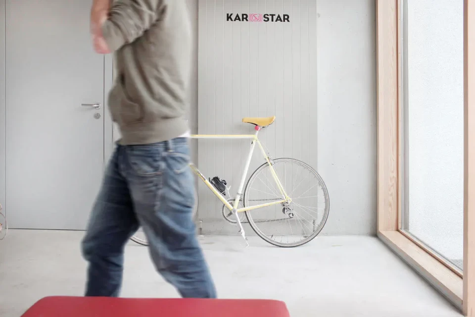 Karostar Musikhaus Hamburg, Aufhaltszone Innenbereich mit Person und Fahrrad