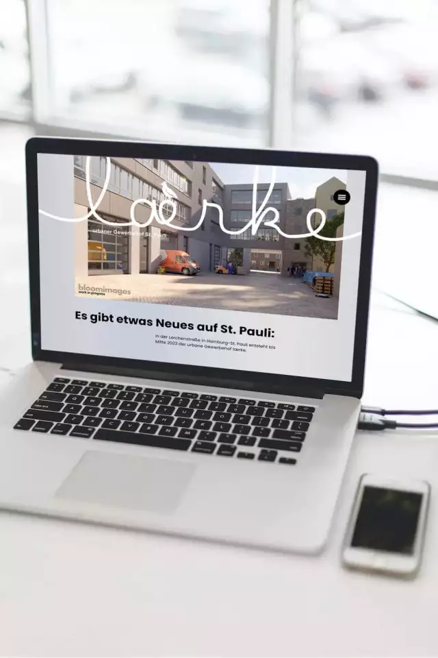 Laptop mit der Website laerke Hamburg