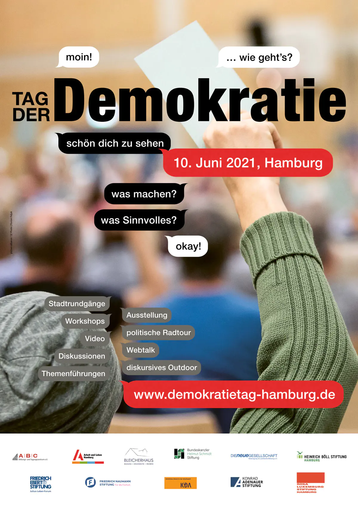 Ein Werbeplakat zum Tag der Demokratie mit einem Veranstaltungs- und Diskussionsplan zum demokratischen Engagement in Hamburg, der zur Teilnahme und zur bürgerschaftlichen Beteiligung anregt.