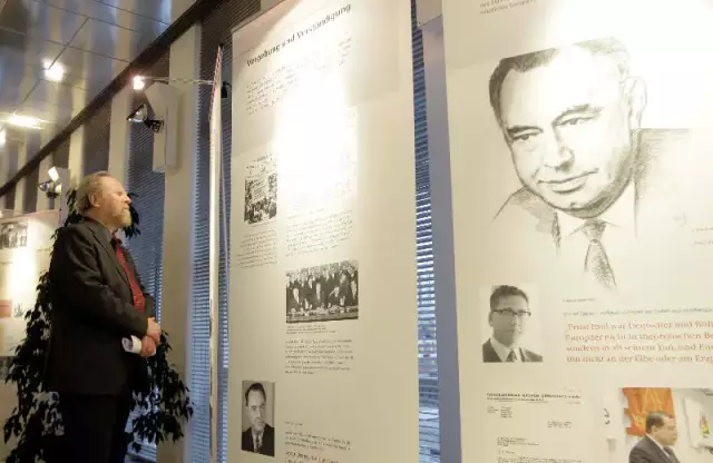 mehrsprachige Wanderausstellung Ernst Paul, Ausstellungseröffnung mit Wolfgang Thierse