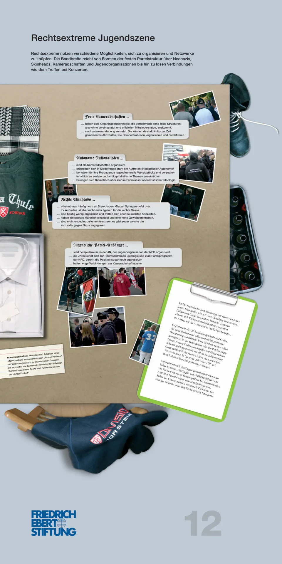Ausstellungstafel zum Thema "Rechtsextreme Jugendszene" mit Fotografien, Textblöcken und Objekten wie einer grünen Jacke und Accessoires, die Symbole und Merkmale der rechtsextremen Bewegung dokumentieren. Die Tafel nutzt eine Kombination aus visuellen und textlichen Elementen zur Aufklärung und Information.