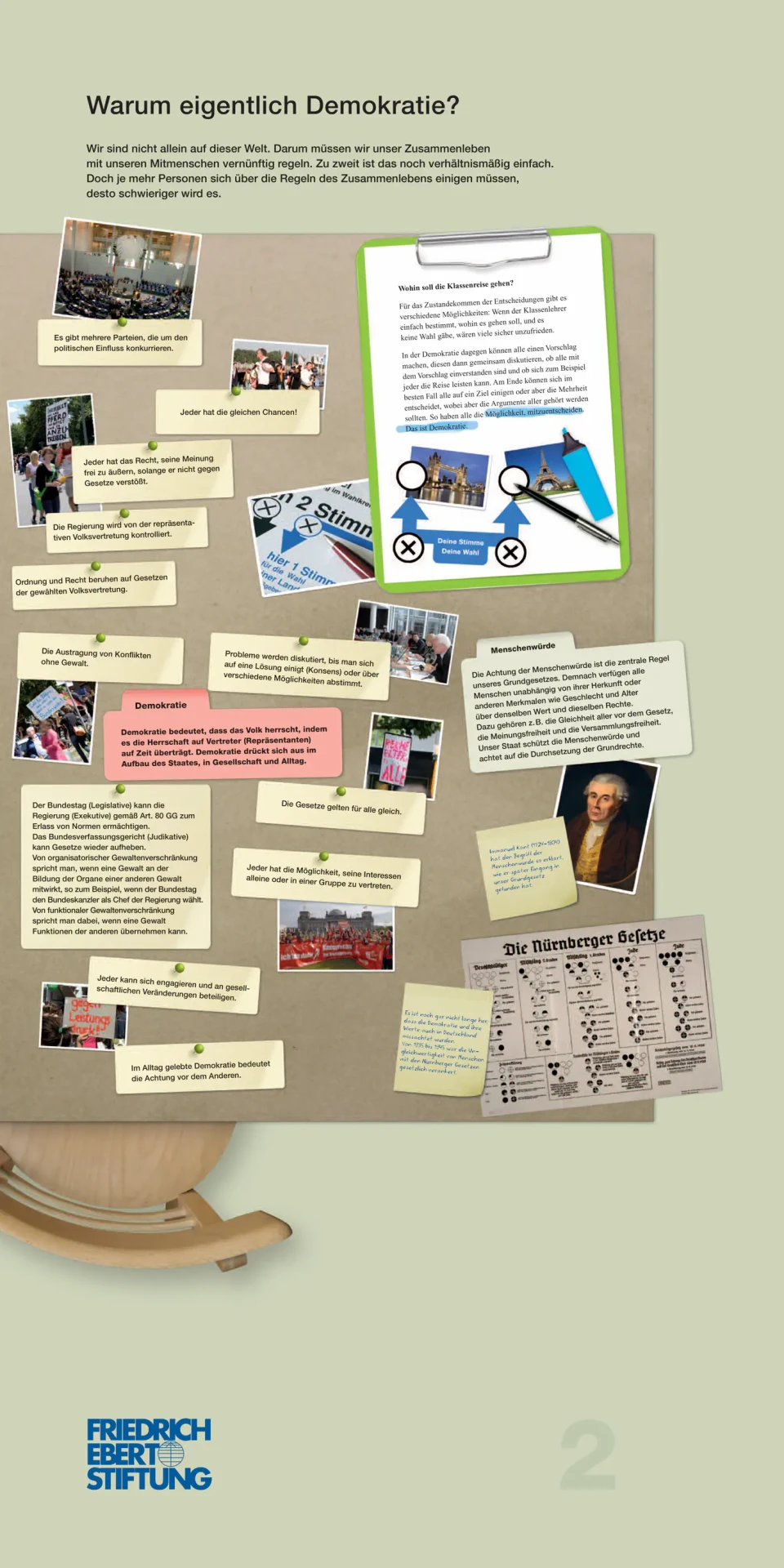 Ein Ausstellungsposter mit dem Titel "Warum eigentlich Demokratie?" zeigt eine Collage aus Fotografien, Texten und Informationskarten, die verschiedene Aspekte der Demokratie und ihrer Bedeutung illustrieren. Die Materialien sind auf einem beigen Hintergrund angeordnet und behandeln Themen wie Bürgerbeteiligung, Wahlen und demokratische Werte.