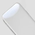 Transparente Smartphone-Hülle aus Kunststoff mit abgerundeten Ecken und glatter Oberfläche, teilweise von oben fotografiert gegen einen grauen Hintergrund.