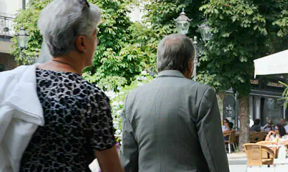 Ein älteres, wohlhabendes Ehepaar in Baden-Baden, Rückenansicht