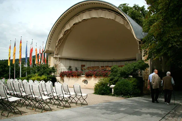 Konzertmuschel in Baden-Baden vor dem Kurhaus, an der Nordwestecke der Kurhauskolonnaden