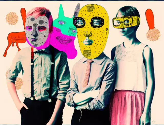 Vier Personen mit Tiermasken und einem bunten, abstrakten Design.