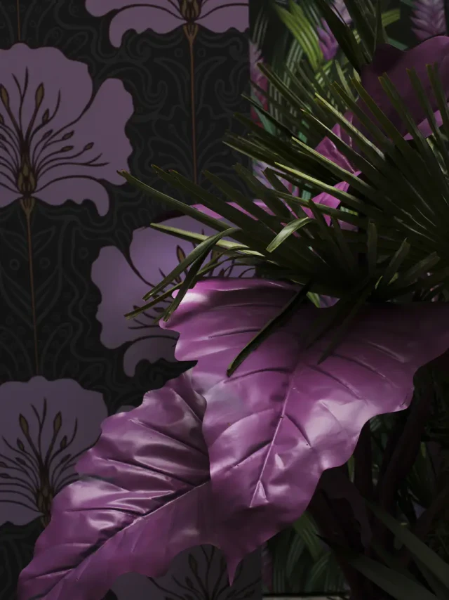 Violette Blüten mit dunklen Staubgefäßen auf schwarzem Hintergrund, überlagert von grünen Blattstrukturen und künstlichem violettem Licht.