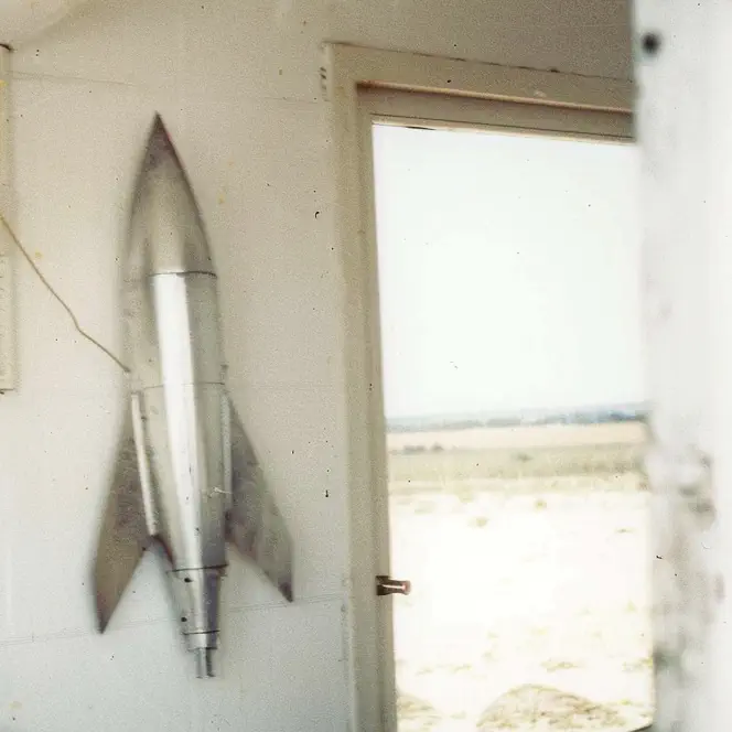 Eine Modelrakete in einem Studio in trister Umgebung.