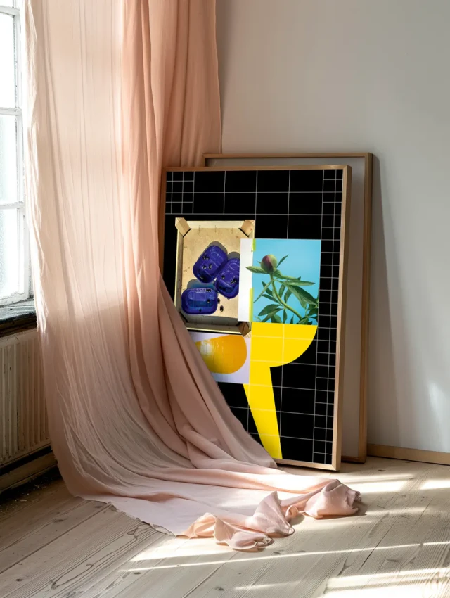 Ein Kunstwerk mit schwarzem Gitterrahmen lehnt an einer weißen Wand neben einem Fenster mit rosa Vorhang. Das Werk zeigt bunte geometrische Formen und fotografische Elemente in Blau, Gelb und Orange sowie Bilder von Blüten und Pflanzen. Sonnenlicht wirft Schatten auf den hellen Holzboden.