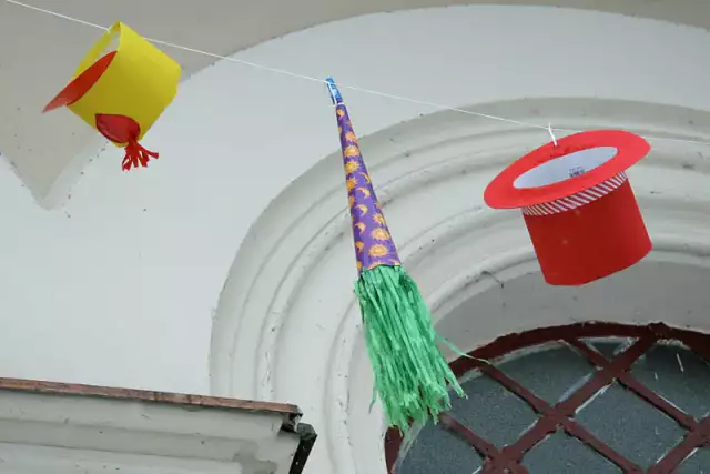 Fasching Hüte an einer Leine hängend in Karlovy Vary, Tschechien