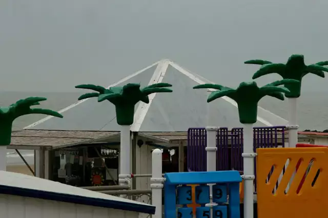 Plage d'Ostende, Palmen und Fahrgeschäfte, beliebter Stadtstrand mit Geschäften und Promenade, Ostende, Belgien