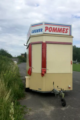 Lecker Pommes, abgestellte mobile Pommesbude