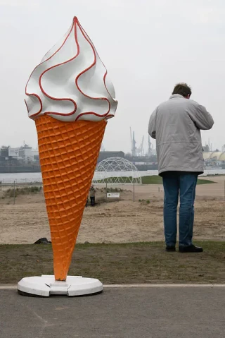 Man essen Eis. Auf dem Heiligengeistfeld