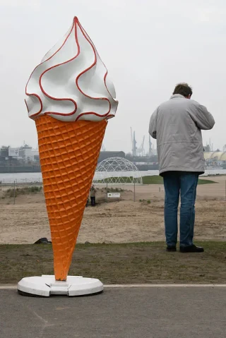 Man essen Eis. Auf dem Heiligengeistfeld