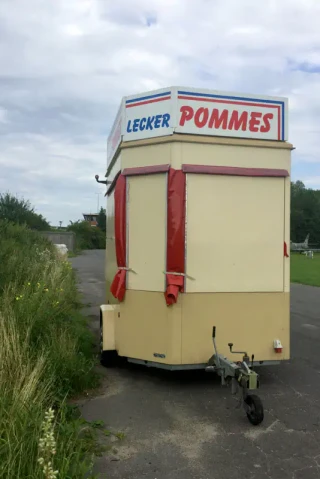 Lecker Pommes, abgestellte mobile Pommesbude