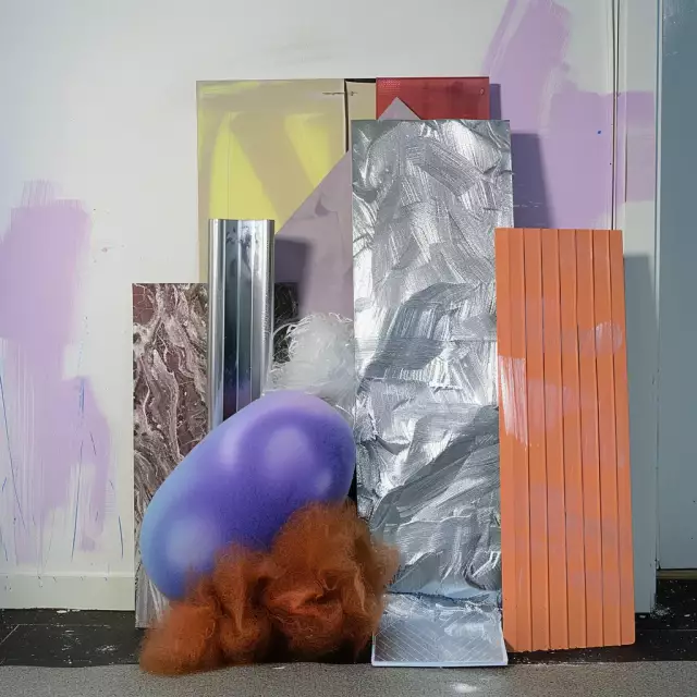 Ästhetisch ansprechenden Anordnung aneinander gelehnter Metallplatten und Kunststoffplatten