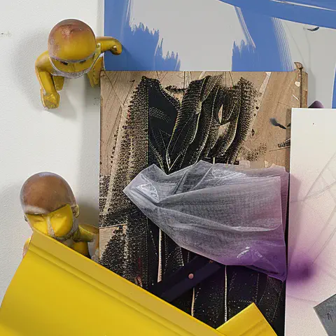 Stillleben mit verschiedenen Formen, Oberflächen und Objekten im Straßenraum abgestellt, KI generiertes Bild