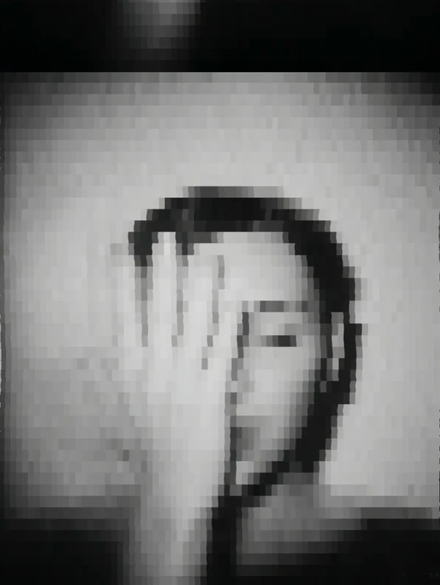 Eine pixelierte schwarzweiße Fotografie eines Gesichtsprofils mit einer Hand vor dem Auge. Die Aufnahme wirkt experimentell und abstrahiert durch starke Körnung und niedrige Auflösung.