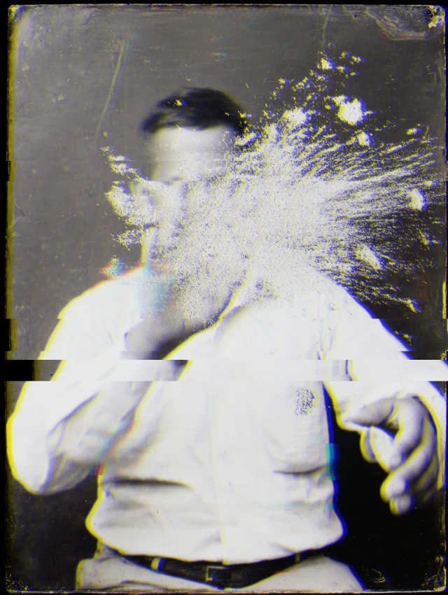 Ein Mann in weißem Hemd blickt nach unten, mit digitalen Verzerrungseffekten und pixeligen Fragmenten um seinen Kopf und Oberkörper. Das Schwarz-Weiß-Bild mit blauen und gelben Farbakzenten wirkt wie eine beschädigte oder bewusst verfremdet digitale Fotografie.
