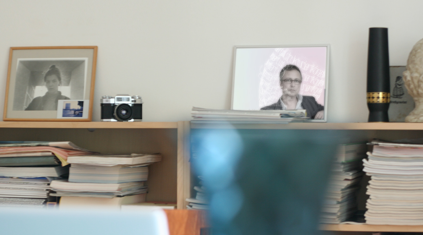 Innenansicht Agentur, Bücherregal, Fotografien der Agenturinhaber.