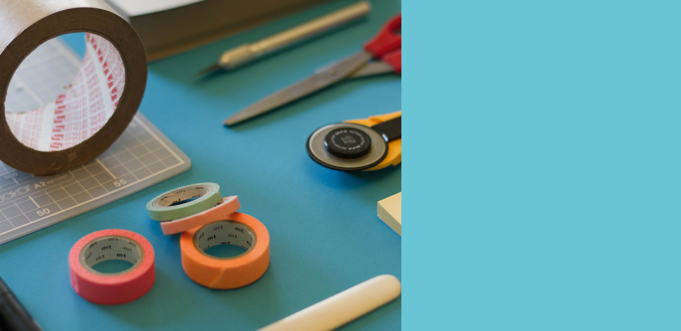 Flyer politische Bildung, Handwerkzeug Kommunikation. Verschiedenen Büroutensilien auf einem Schreibtisch.