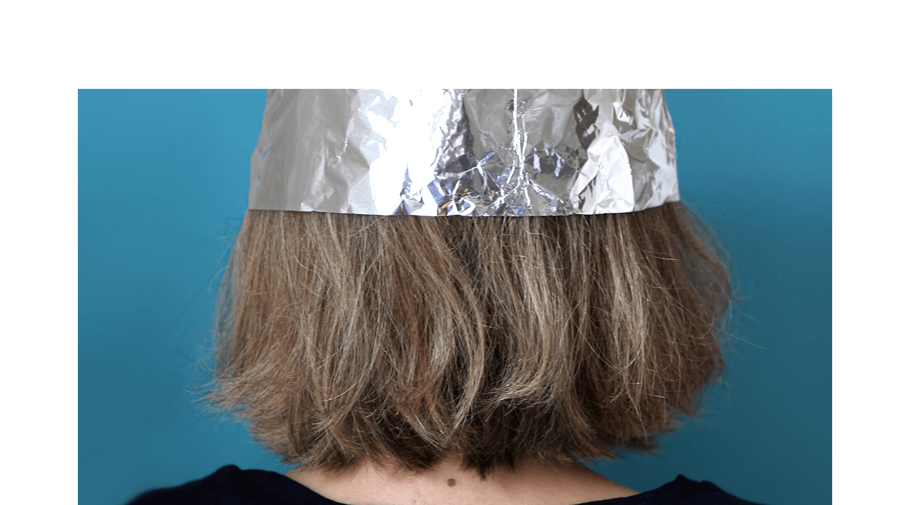 Flyer Motiv Verschwörungstheorien; Frau mit Alu-Kappe