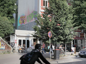 Straßenszene Schanzenviertel; Fahrradfahrer vor Waffelaria