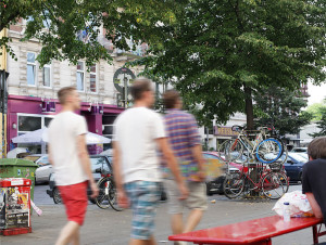 Straßenszene Schanzenviertel; Schulterblatt 3 Männer in kurzen Hosen