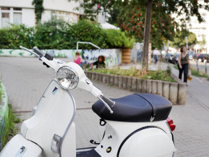 Straßenszene Schanzenviertel; Juliusstraße Vespa vor Blumenbeet
