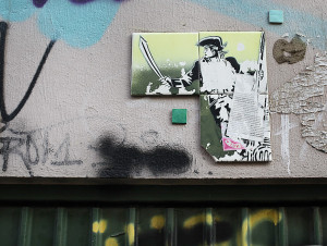 Straßenszene Schanzenviertel; Schulterblatt Kachel-Kunst an einer Wand, Piraten-Motiv