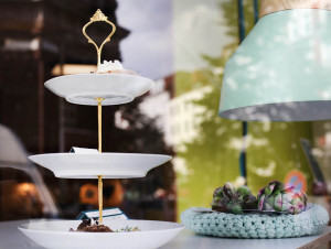 Straßenszene Schanzenviertel; Schulterblatt Blick in eine Konditorei