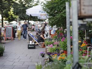 Straßenszene Schanzenviertel; Schulterblatt Blumengeschäft Grüne Flora
