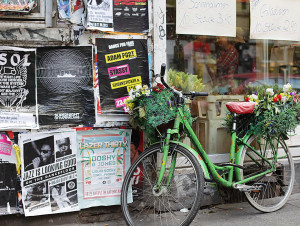 Straßenszene Schanzenviertel; Schulterblatt Plattenladen