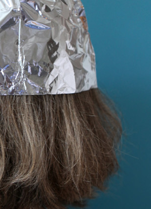 Flyer Motiv Verschwörungstheorien; Frau mit Alu-Kappe