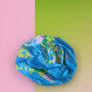 Erdkugel als aufblasbare Kugen, hier ohne Luft.