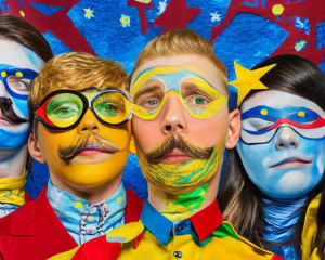 Menschen mit Behinderung, Masken, farbenfroh Künstliche Intelligenz und Inklusion