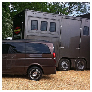 Auto-Porn beim Deutschen Spring-Derby in Hamburg-Klein Flottbek