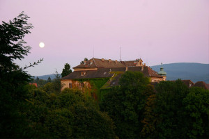 Mond über dem Neuen Schloss in Baden-Baden