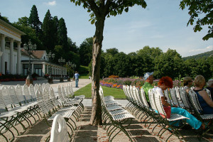 eine schlafende rothaarige Frau vorm Musikpavillon in Baden-Baden