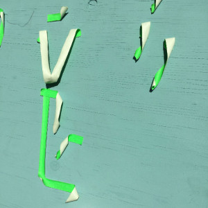 halb abgerissene Buchstaben aus Klebestreifen