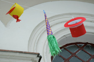 Sylvester Schmuck hängt an einer Girlande in Karlsbad, Tschechien