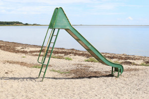 eine Rutsche am Strand in Maasholm, Foto in der Tradition von Luigi Ghirri