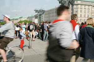ein kleiner Junge trägt einen Kinder-Elchkopf stolz über die Schleusenbrücke in Hamburg