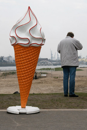 XXL-Eistüte als Kundenstopper und Mann