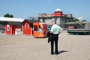 Mann auf dem Heiligengeistfeld in Hamburg - vor dem Aufbau des Jahrmarktes - blickt sich fragend um